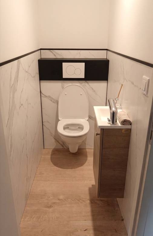 wc suspendu, lave main, plaque imitation crédence imitation marbre saint médard en jalles